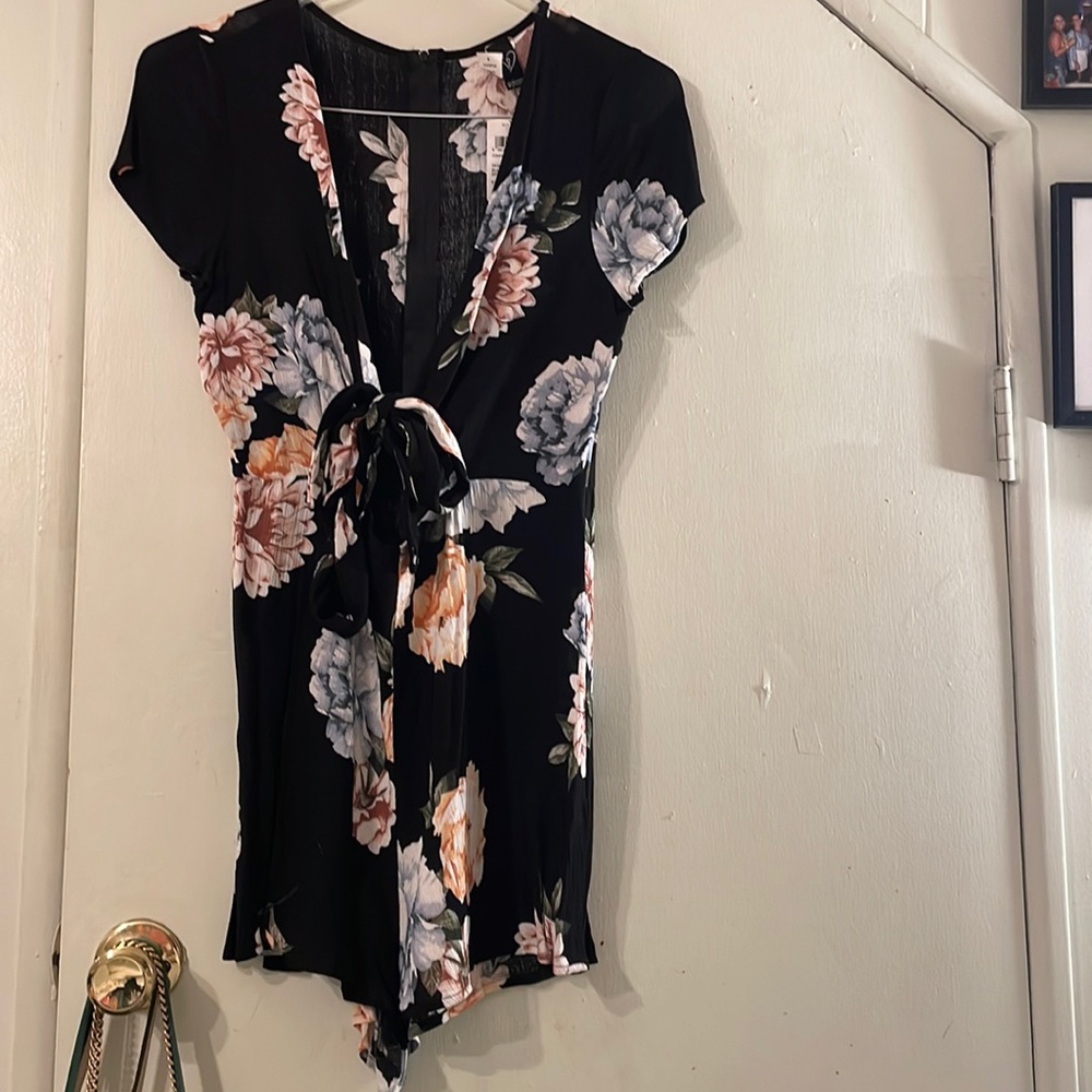 Floral tie front key hole romper